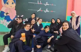 مدرسه آتیه سازان، تصویر دبیر و دانش آموزان دبیرستانی در مدرسه آتیه سازان